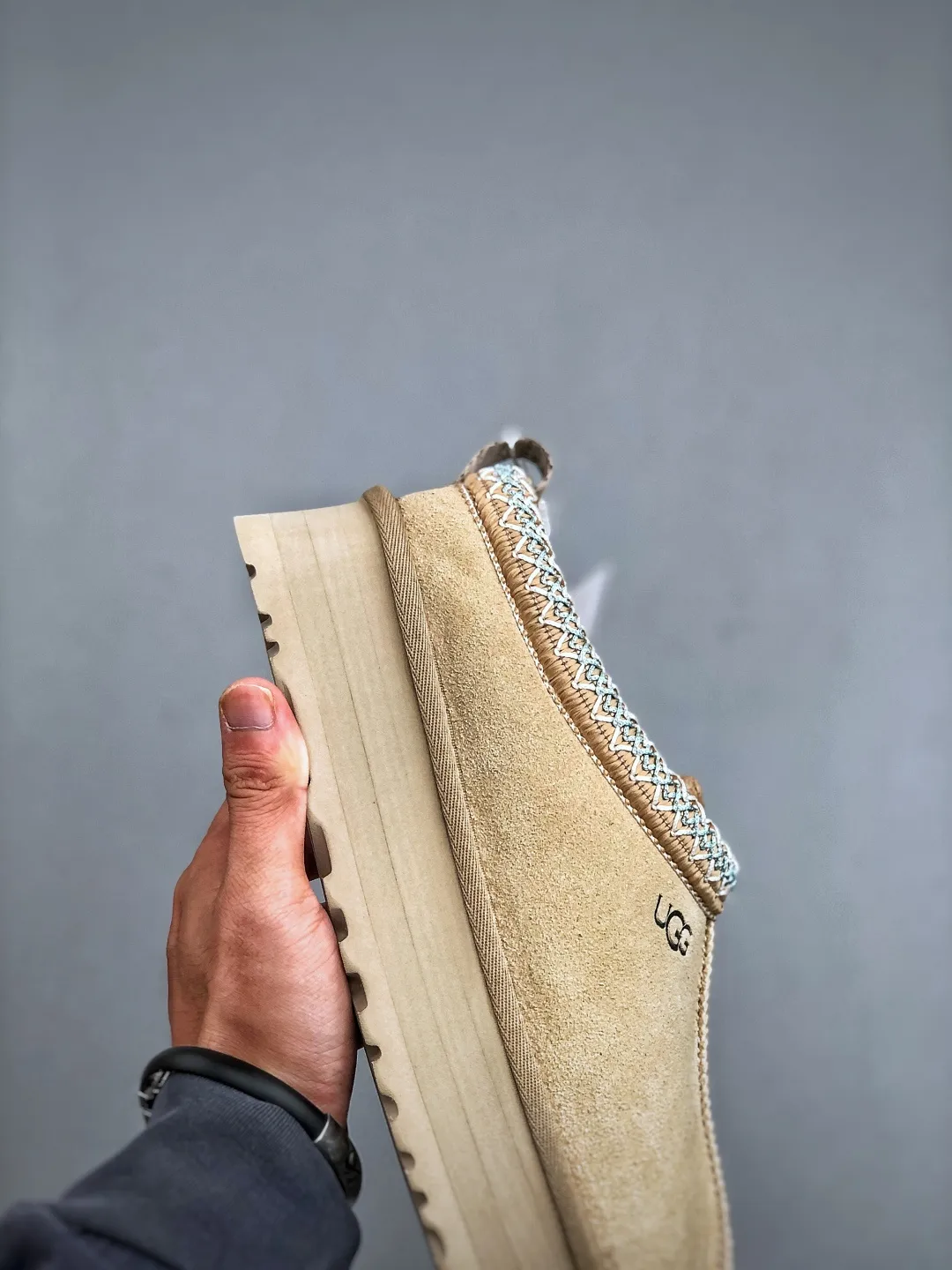 Local self-pickup💰560 supports store placement. The top version on the market. UGG Tazz ethnic style thick-soled women's model. Xiaohongshu's hot model. Produced by a major foreign trade factory in Guangzhou. From toe to insole, genuine sheep fur. Independent outer box packaging. Chip. With waterproof technology. Differentiating from any version on the market. 5cm thick sole. Independently developed original outsole. Cashmere insole. Keep warm when going out in winter. It is a very suitable choice for home use. In the new year, uug has launched a style series, which is partially biased towards the preferences of young consumers. It has also moved to the forefront of fashion trends. Shoe body material. Water-repellent coated suede upper. 17mm UGGPURE™ implanted wool insole. Lightweight non-slip and comfortable rubber outsole. With brand LOGO. With full packaging. Size: 35-40